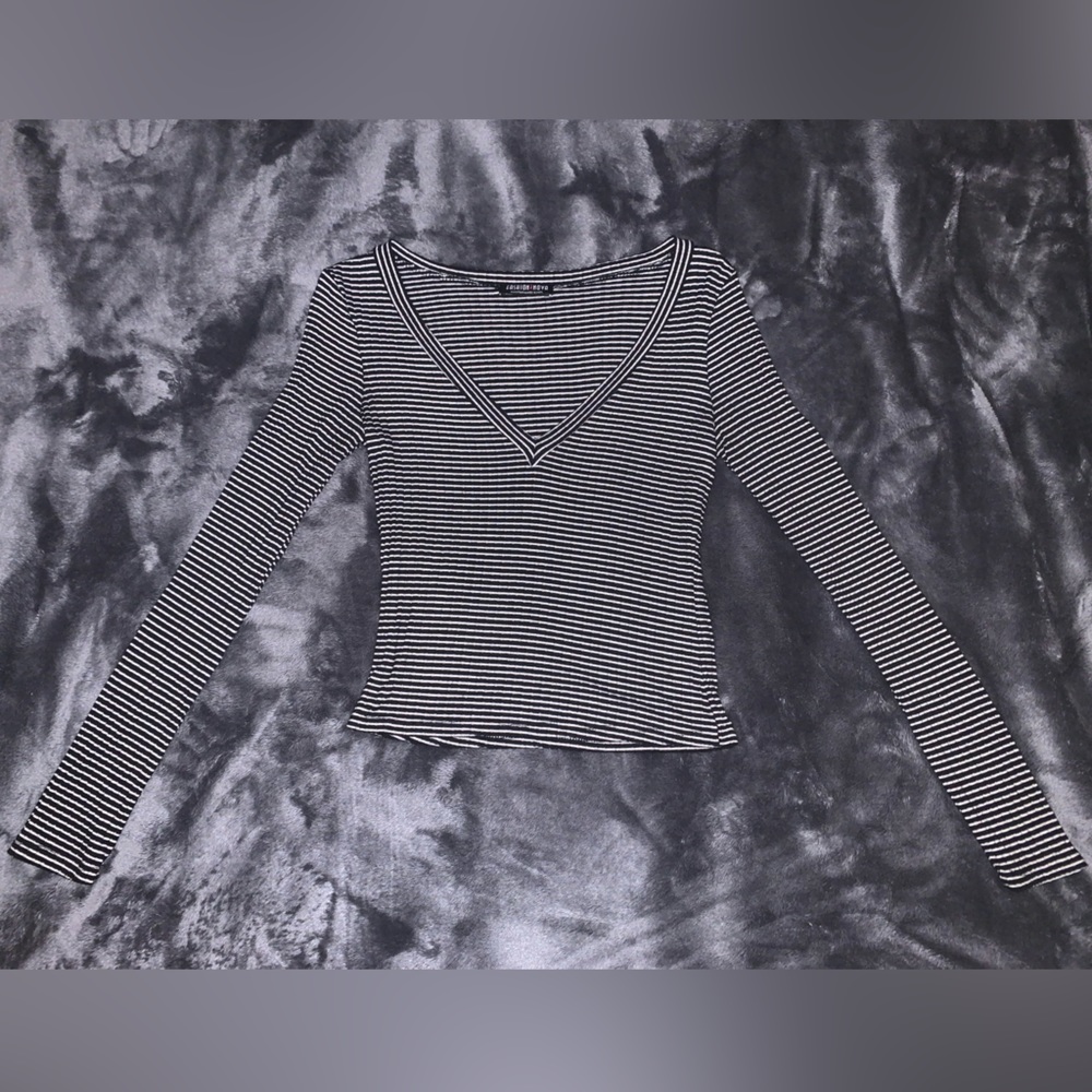 V neck long sleeve shirt